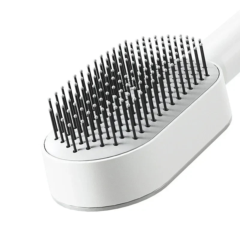 Nahaufnahme einer weißen selbstreinigende Haarbürste mit flexiblen Borsten und weichen Spitzen – ideal zum schonenden Entwirren von Haaren ohne Ziepen, für glattes Haar und tägliche Haarpflege.