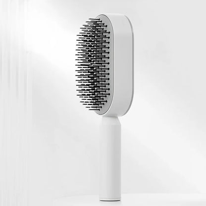 Minimalistische selbstreinigende Haarbürste in Weiß mit ergonomischem Griff und flexiblen Borsten – modernes Beauty-Tool zum schmerzfreien Entwirren und täglichen Styling für alle Haartypen.