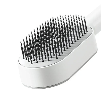 Nahaufnahme einer weißen selbstreinigende Haarbürste mit flexiblen Borsten und weichen Spitzen – ideal zum schonenden Entwirren von Haaren ohne Ziepen, für glattes Haar und tägliche Haarpflege.